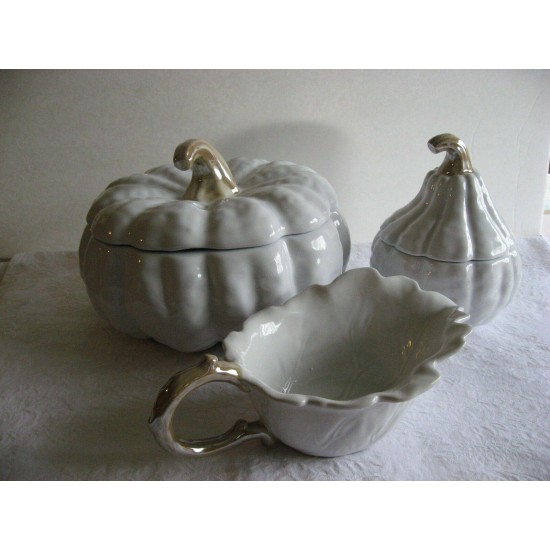 Williams Sonoma Thanksgiving Figural Tureen, 4 Squash Bowls & Gravy Boat